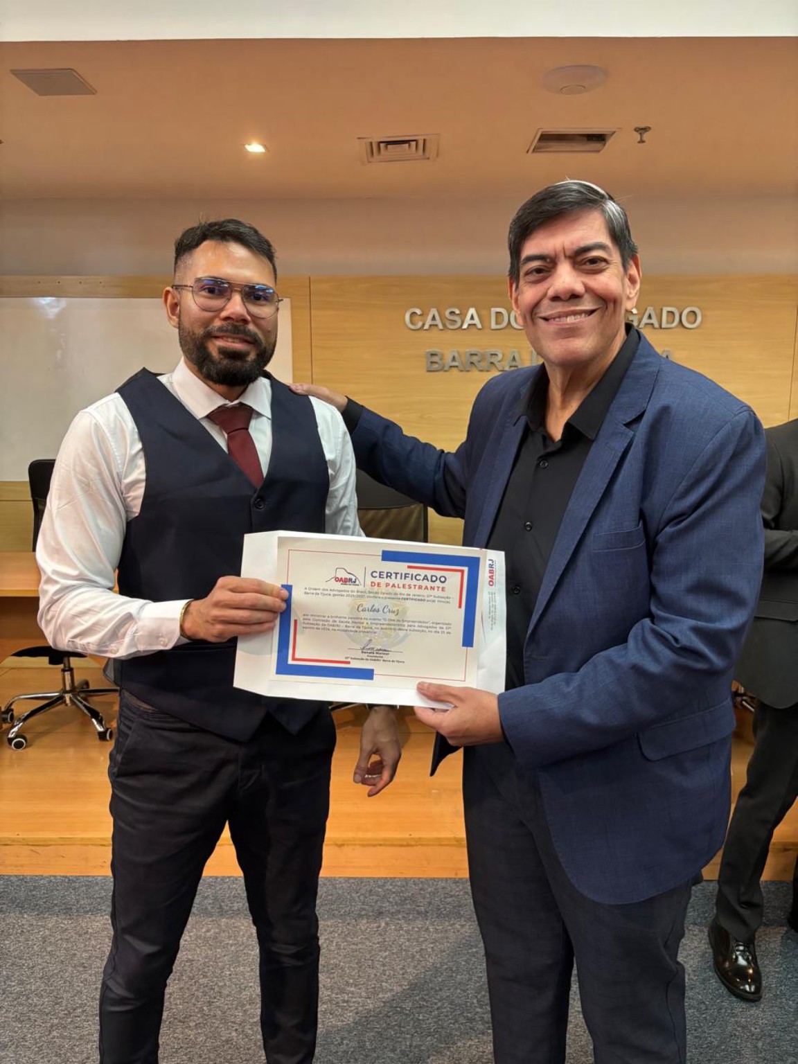 Dr. Carlos Cruz em cerimônia de entrega de certificado